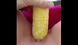 Novinha se mastubando enfiando um milho na buceta xnxx 2NmtoB2